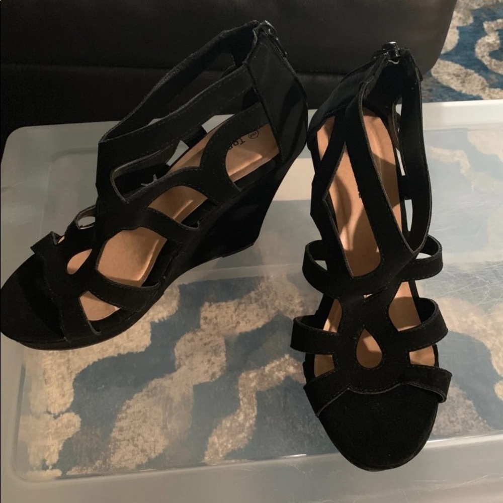Black wedges